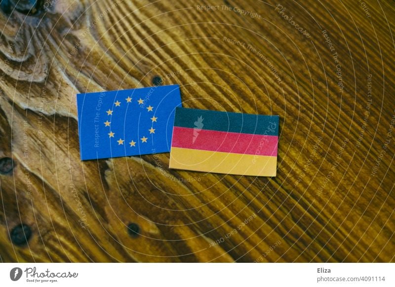Europäische und deutsche Flagge auf Holz Europa Deutschland EU Europäische Union Flaggen Deutschlandflagge Europaflagge Europafahne europäisch Politik & Staat