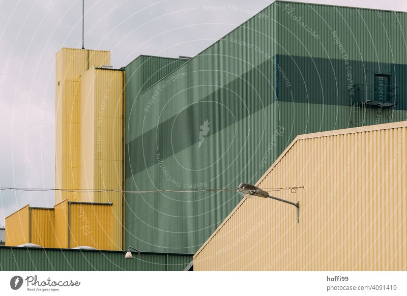 triste Ansicht einer grün gelben Lagerhalle Hafen Fassade Lagerhaus Wand Industrieanlage Fabrik Architektur Handel Industriefotografie Halle Warenlager