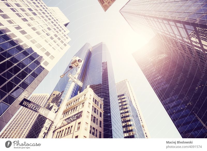 Blick auf New Yorker Wolkenkratzer gegen die Sonne, farbig getöntes Bild, USA. Großstadt New York State Manhattan Büro Gebäude Business Straße nachschlagen