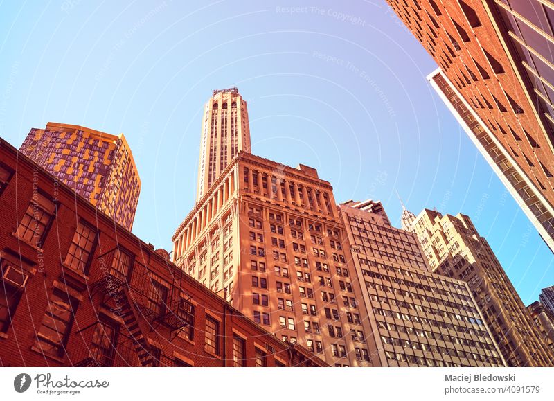 Blick auf Manhattan Gebäude, Farbe getönten Bild, New York City, USA. Großstadt New York State Wolkenkratzer Büro Erfolg Business rosa purpur blau nachschlagen