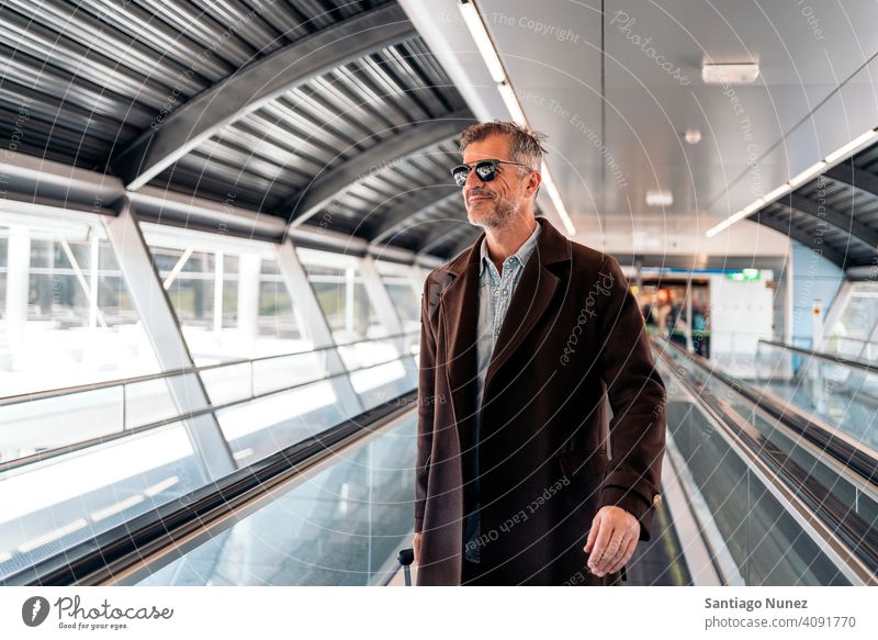Kaukasischer Geschäftsmann am Flughafen Mann Person Lifestyle Menschen mittleres Alter gutaussehend Senior Kaukasier Großstadt Erwachsener männlich Porträt