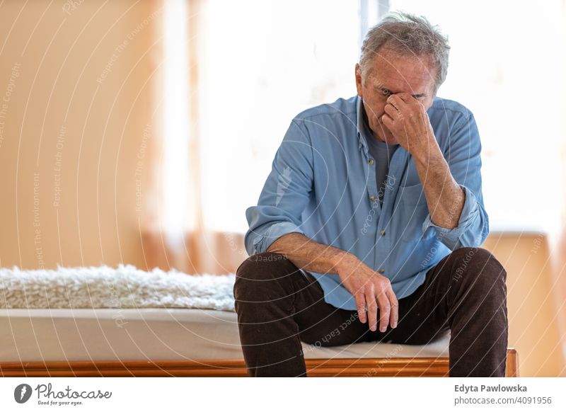 Älterer Mann leidet unter Kopfschmerzen Migräne Demenz müde Senior älter Großvater alt Rentnerin in den Ruhestand getreten gealtert reif heimwärts Haus männlich
