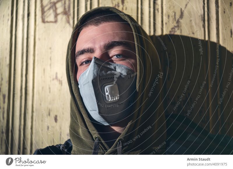 Porträt eines jungen Mannes mit einer FFP3-Koronamaske Mundschutz ffp3 Schutz Pandemie Verschmutzung Virus Gesundheitswesen Krankheit Infektion schützend