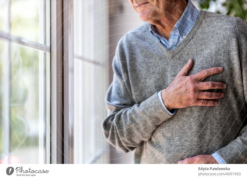 Älterer Mann leidet unter Schmerzen in der Brust Brustschmerzen Herzinfarkt Herzstillstand Truhe Bluthochdruck Stress Krankheit krank Leiden Senior älter