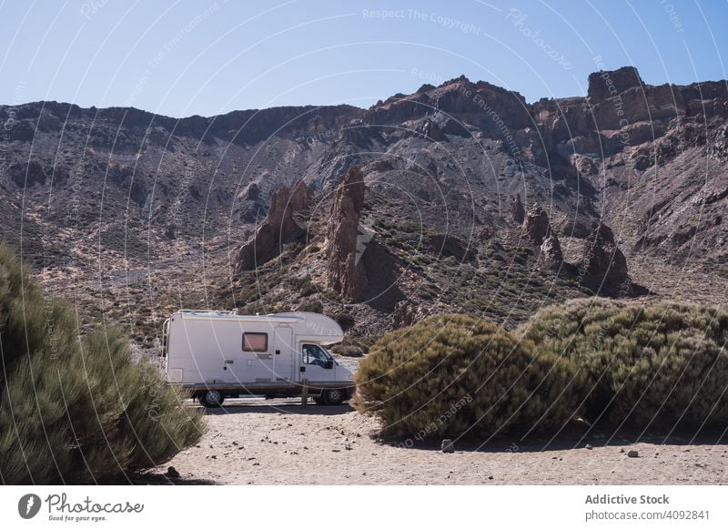 Camper auf der Straße gegen felsige Berge Wohnmobil Berge u. Gebirge wild wüst Freiheit Wohnwagen Autoreise Tourismus Reise Spanien Teneriffa Natur Abenteuer