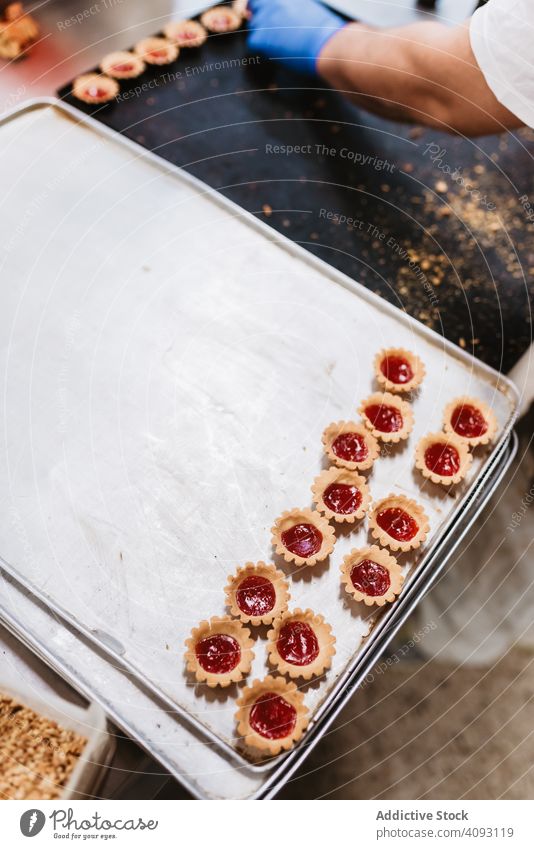 Tablett mit schweineförmigen Desserts in der Bäckerei Gebäck Schwein Ablage Form Symbol klein rosa Kuchen Ohr Schnauze Lebensmittel süß frisch backen