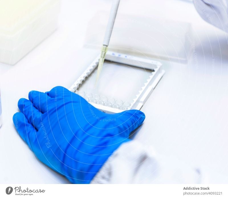 Spezialist im Labor, der die Analysen vom Monitor des Geräts untersucht medizinisch Bildschirm forschen Gesundheit Handschuh Chemie Apparatur Techniker Medizin