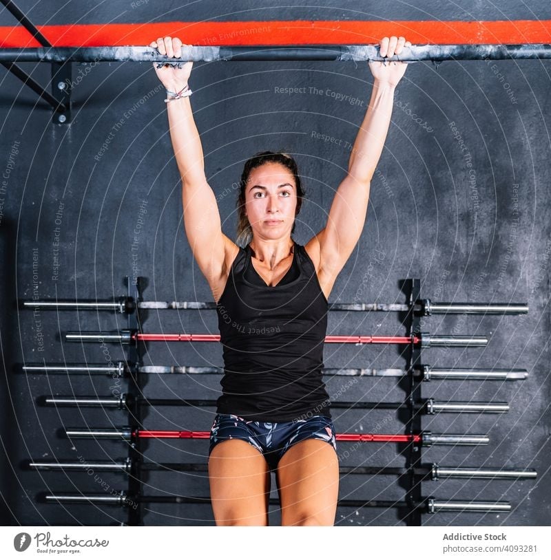 Fleißige Frau trainiert im Fitnessstudio Klimmzug stark fleißig Training Bar Gewicht Übung Sport Stärke Athlet passen muskulös Gerät jung Gesundheit Bodybuilder