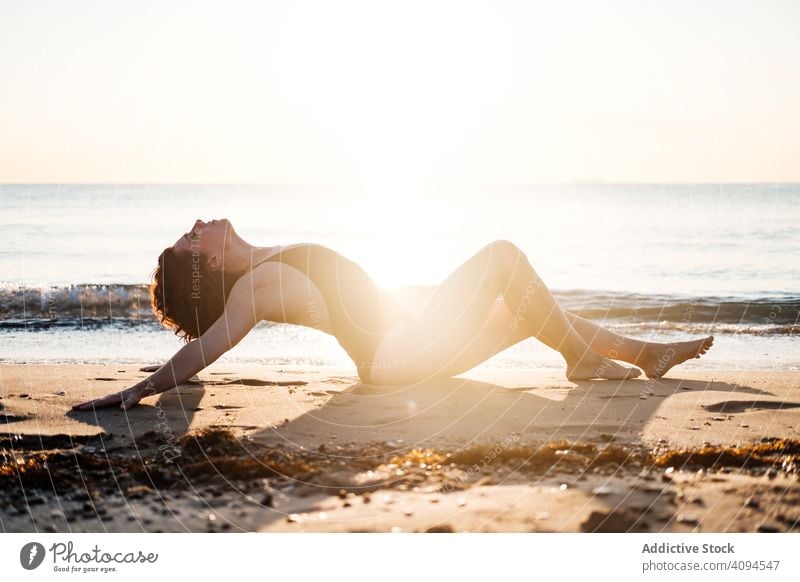 Schlanke Frau entspannt sich am Strand in der Nähe des Meeres MEER sinnlich Badebekleidung winken Himmel wolkenlos sonnig schlank Barfuß Sommer Lifestyle Wasser