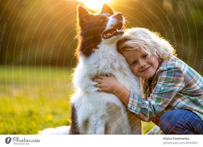 Kleiner Junge spielt mit seinem Hund im Freien im Park Menschen Kind kleiner Junge Kinder Kindheit lässig niedlich schön Porträt Lifestyle elementar Freizeit