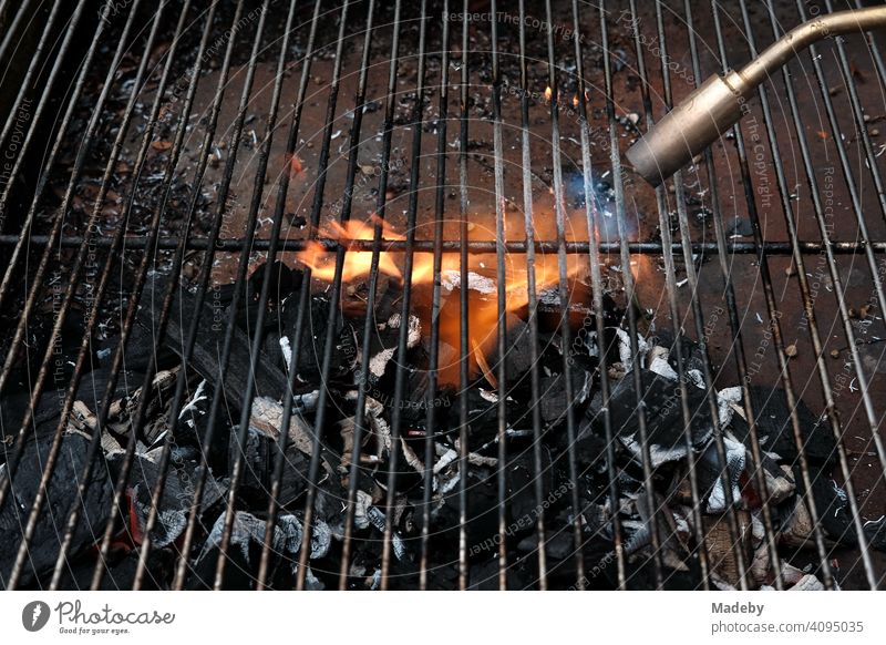 Gasflamme eines Schweißgerät zum anheizen der Glut eines Holzkohlegrill bei einem Barbecue in Rudersau bei Rottenbuch im Kreis Weilheim-Schongau in Oberbayern