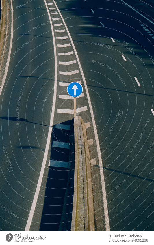 obligatorisches Verkehrssignal, gerade nur auf der Autobahn Pfeil verbindlich Regie Verpflichtung zwangsweise Ampel Verkehrsgebot signalisieren Straße Asphalt