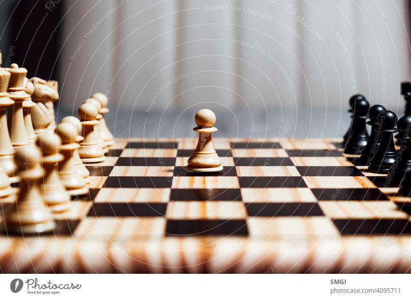 Einsamer weißer Bauer beim Schachspiel Konkurrenz Spiel Strategie Erfolg spielen Intelligenz Spielfigur Herausforderung Ritter Sieg schwarz Schachbrett Führung