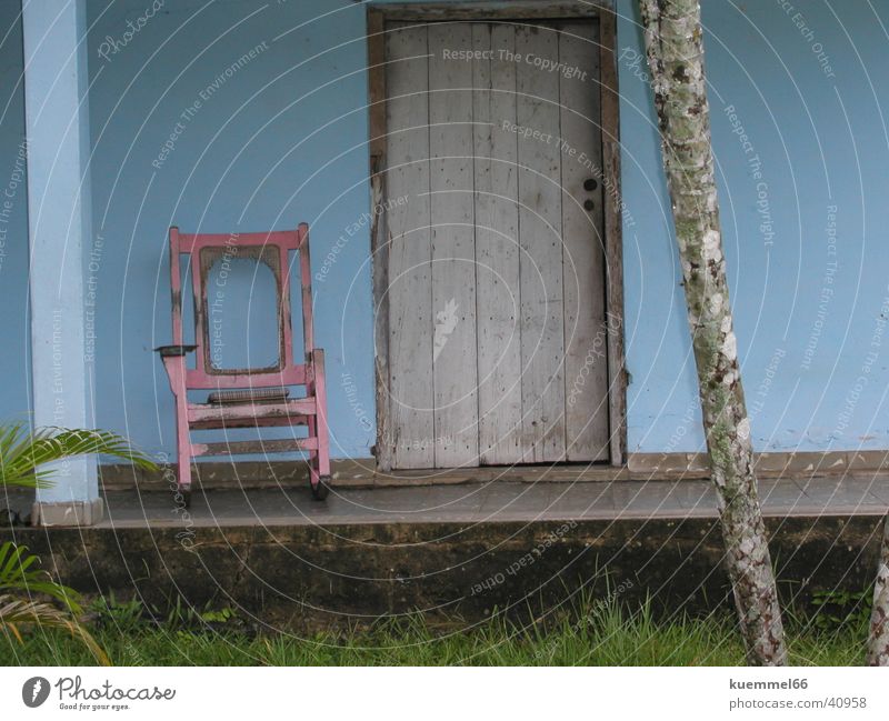 Cubanische Gelassenheit Haus Schaukelstuhl Kuba Dorf rosa Veranda Eingang Südamerika Stuhl Terasse Tür