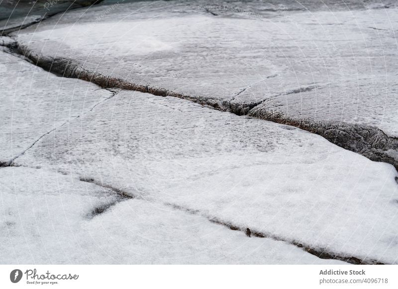 Mattierte Steinplatten-Textur Formation Frost Platte Felsen Norwegen Umwelt veraltet Oberfläche Prozess Riss Klima gekratzt Schnee Eis Winter Schiefer