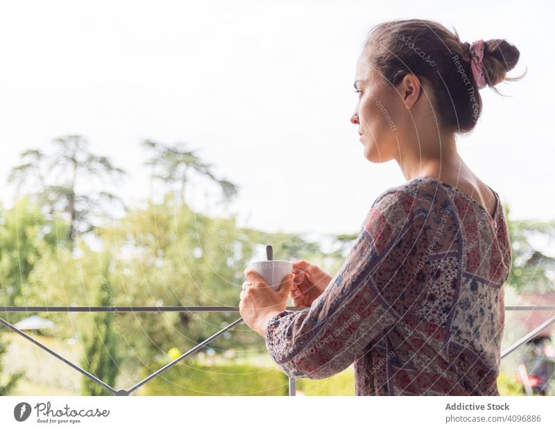 Mädchen im Hemd mit einer Tasse Kaffee oder Tee, das morgens aus dem Fenster schaut Frau hübsch wach Freude Schönheit im Innenbereich Ansicht heimwärts ruhen