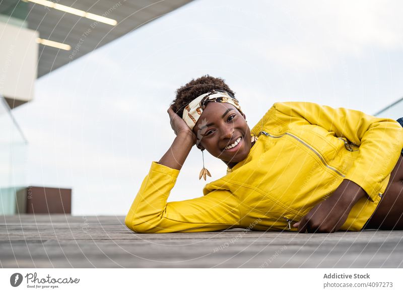 Kluge Frau chillt auf dem Fußweg stylisch Kälte sich[Akk] entspannen modern klug Stock hölzern Jacke Afroamerikaner jung cool trendy Glück Zeitgenosse