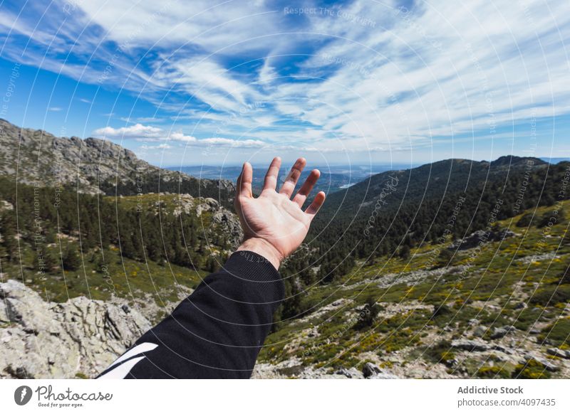 Person streckt die Hand zum blauen Himmel über dem Bergtal Tal Berge u. Gebirge Natur reisen Park Wald Landschaft malerisch Hügel felsig ländlich grün schön
