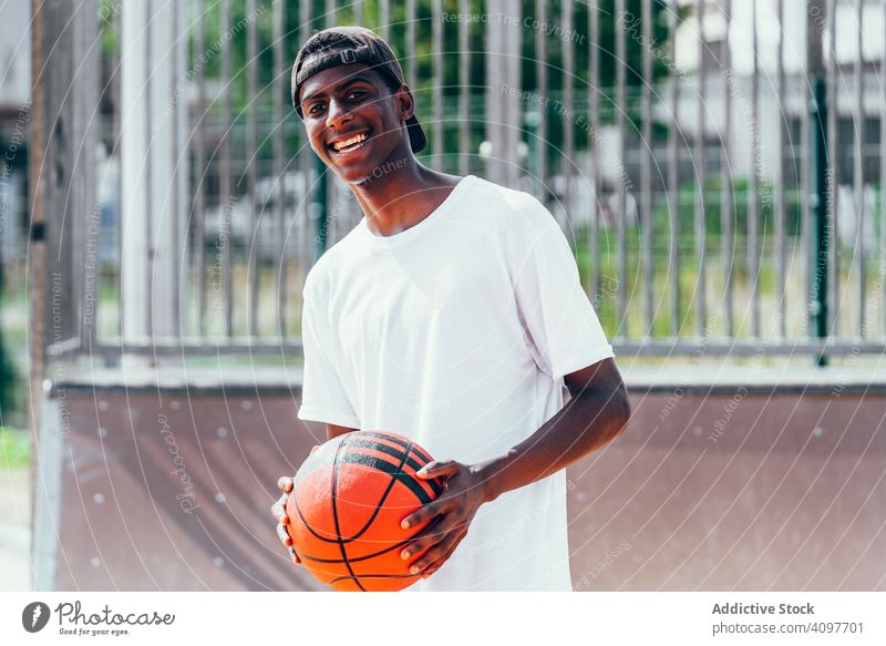 Schwarze Sportler mit Ball lächelnd und in die Kamera blickend Spieler Basketball Lächeln Aktivität Athlet Fähigkeit Aktion schwarz Afroamerikaner Gericht