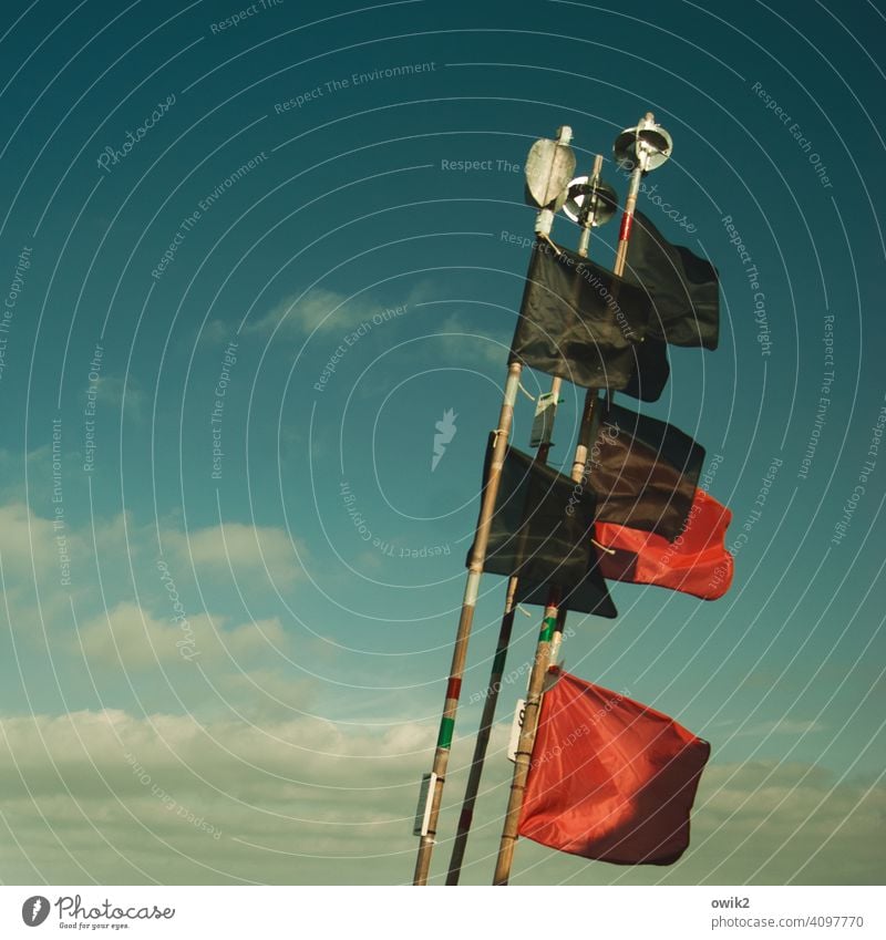 Flattrig Zeichen Wind flattern wehen Fahne rot Wasserfahrzeug Fischerboot Hafen Außenaufnahme Tag Sonnenlicht Meer Himmel Farbfoto Schilder & Markierungen