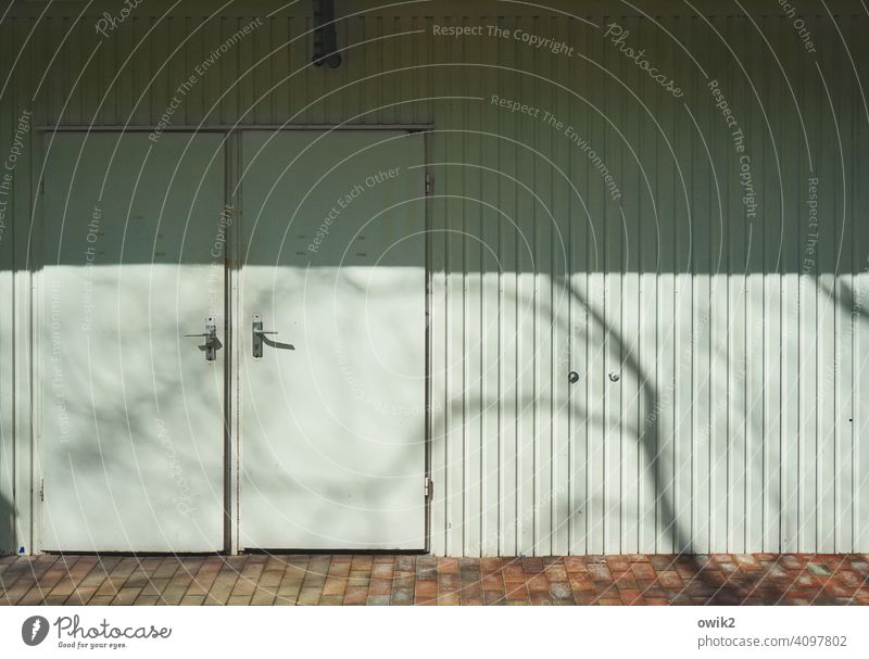 Zuneigung Tür geschlossen zu Gebäude Außenaufnahme Absperrung Farbfoto Tag abgesperrt Strukturen & Formen Detailaufnahme Sonnenlicht Schatten türklinke Klinke