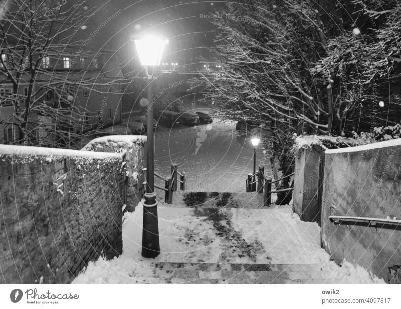 Temperatursturz Treppe Wand Mauer Winter Umwelt geheimnisvoll gefährlich Schneeflocke Stadt Idylle flockig Außenaufnahme Detailaufnahme Schwarzweißfoto