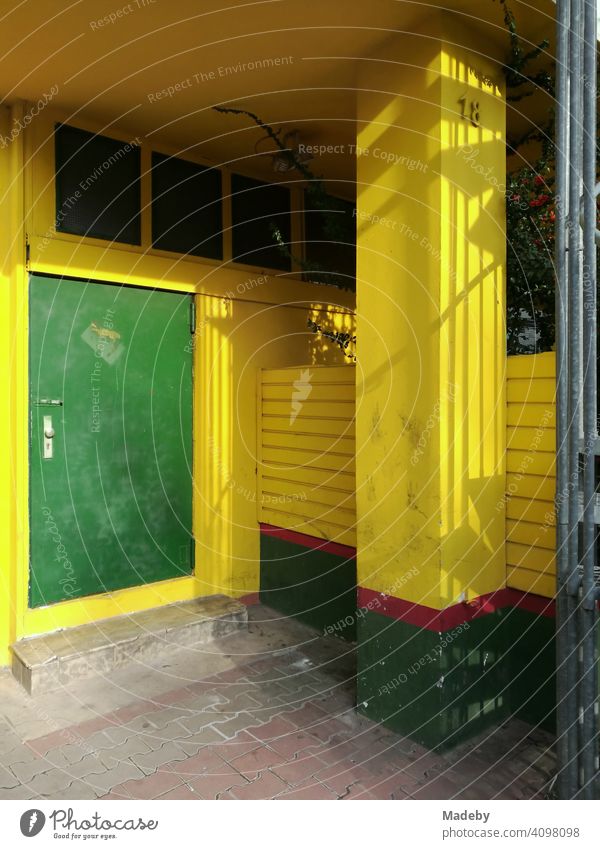 Notausgang mit grüner Stahltür eines mexikanischen Restaurants mit gelber Fassade im Stadtteil Bockenheim in Frankfurt am Main in Hessen Tür Feuerschutz Grün
