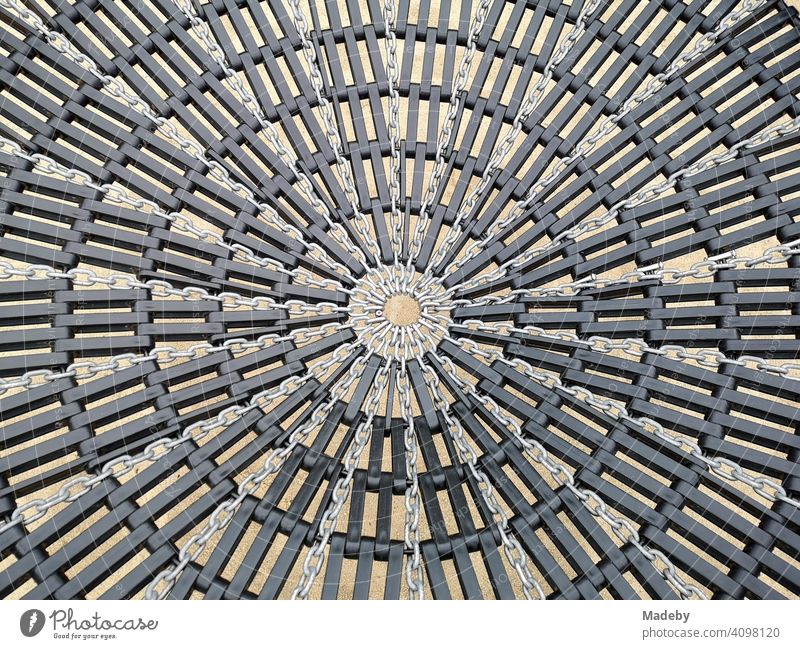 Kreisrundes Netz einer großen Schaukel auf einem Kinderspielplatz am Hafengarten am alten Hafen von Offenbach am Main in Hessen Rund Geflecht Muster Struktur