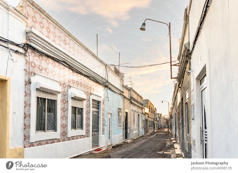 Kleine Häuser in der engen Straße des historischen Olhao, Algarve, Portugal Haus olhao Verlassen Nachmittag Architektur blau Gebäude Großstadt Stadtbild