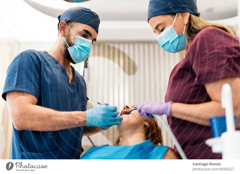 Patient beim Zahnarztbesuch Mann Frau geduldig Stehen Blick Untersuchen Vorderansicht Klinik Dentalklinik Lügen Gesundheit Pflege Gerät dental Medizin