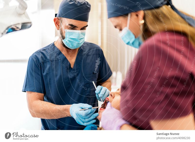 Patient beim Zahnarztbesuch Mann Frau geduldig Stehen Blick Untersuchen Seitenansicht Klinik Dentalklinik Lügen Gesundheit Pflege Gerät dental Medizin