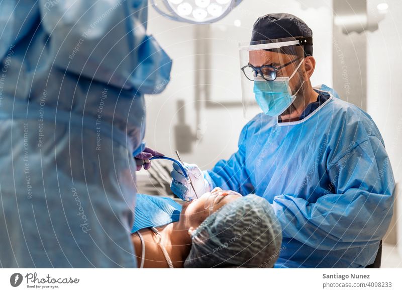 Zahnklinik Arbeiter mit Gesichtsmaske Haarnetz Kunststoffmaske Rückansicht Mann geduldig Sitzen Blick Untersuchen Zahnarzt Klinik Dentalklinik Lügen Gesundheit