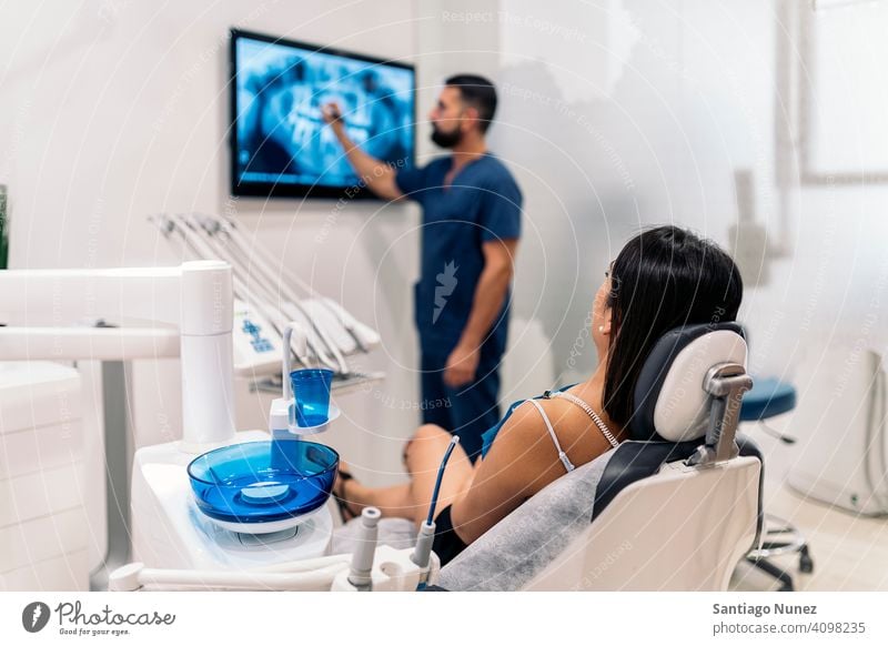 Zahnklinikmitarbeiter zeigt Röntgenbild zeigen zeigend geduldig Raum Rückansicht Mann Frau Stehen Blick Untersuchen Zahnarzt Klinik Dentalklinik Lügen