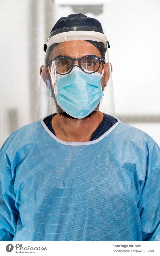 Zahnklinik Arbeiter mit Gesichtsmaske Mann in die Kamera schauen Porträt Kunststoff-Gesichtsmaske eine Person allein männlich Brille blau Uniform Zahnarzt