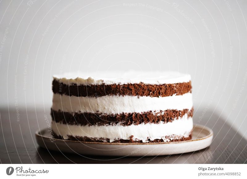 Drei Schichten Schokoladenkuchen mit einer Schlagsahnefüllung. Kuchen gepeitscht Sahne süß Biskuit Lebensmittel selbstgemacht dunkel Gebäck geschmackvoll braun