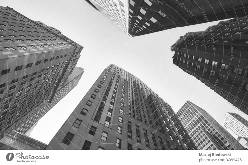 Blick nach oben auf Manhattan Gebäude, Schwarz-Weiß-Bild, New York City, USA Großstadt New York State Business Wolkenkratzer Büro nachschlagen schwarz auf weiß