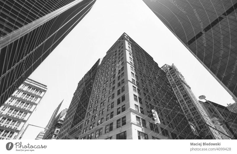 Blick auf Manhattan Gebäude, schwarz-weiß Bild, New York City, USA. Großstadt New York State Business Wolkenkratzer Büro nachschlagen schwarz auf weiß Stadtbild