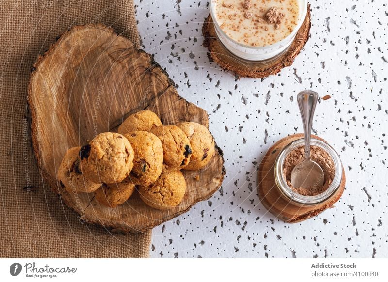 Hausgemachte Kekse mit Kakao und Milch melken Speise Dessert Produkt Bestandteil Pulver trinken Lebensmittel organisch Ernährung geschmackvoll knackig