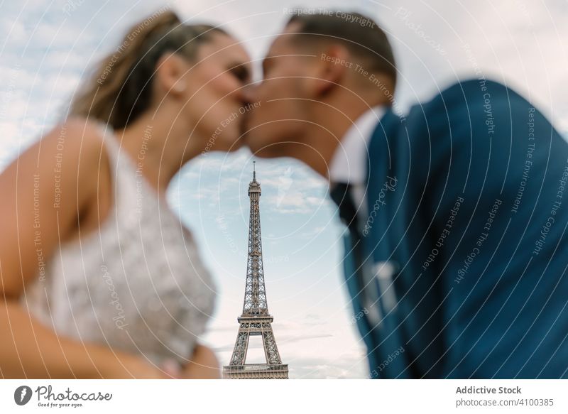 Glückliche Neuvermählte in Hochzeitskleidung küssen sich Jungvermählte Küssen Paar langsam Grab Feier Zuneigung verheiratet Anlass Festakt romantisch Hände