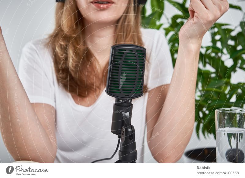 Frau Aufnahme Online-Podcast zu Hause. Mikrofon auf dem Tisch. Heimstudio Arbeitsplatz Aufzeichnen online Atelier Radio Blogger Rundfunksendung Ausstrahlung