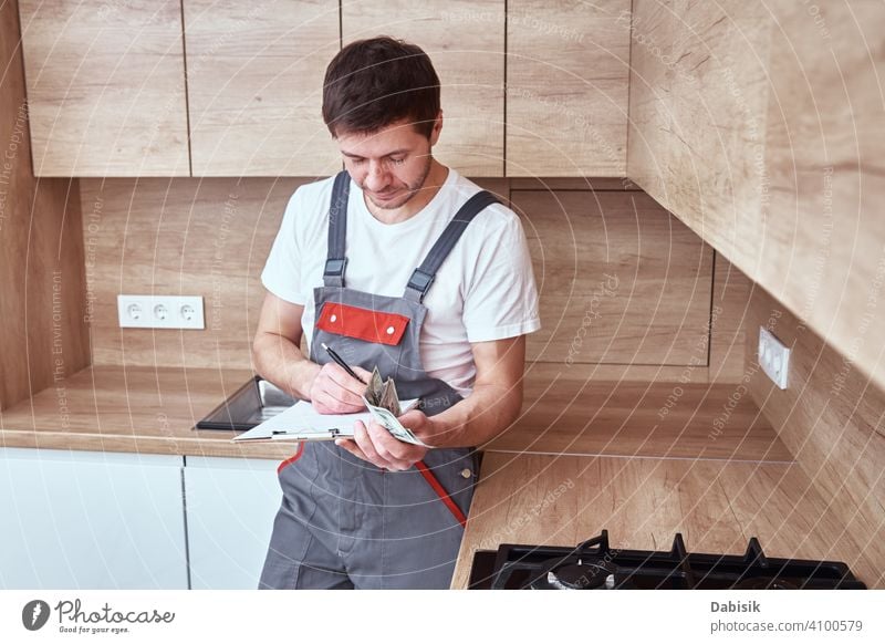 Klempner unterzeichnet einen Vertrag für die Dienstleistungen in der Küche Arbeiter Heimwerker Mechaniker Mann Job Beruf Techniker Flugzeugwartung männlich