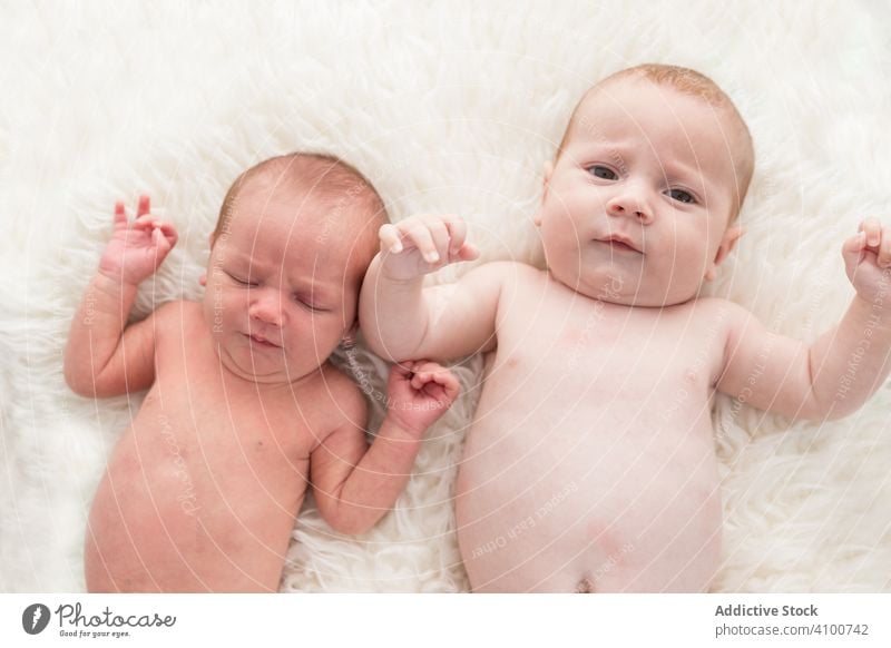 Zarte kleine Babys, die zu Hause im Bett liegen Säugling neugeboren Lügen ruhen sich[Akk] entspannen Zusammensein winzig Angebot heimwärts Plaid Kind wenig