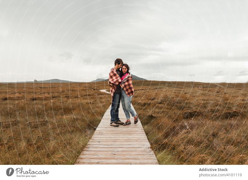 Pärchen auf Holzsteg inmitten eines Feuchtgebiets Paar reisen Weg Schottland Torf Plaid Moor Zusammensein Landschaft romantisch Romantik Partnerschaft Liebe