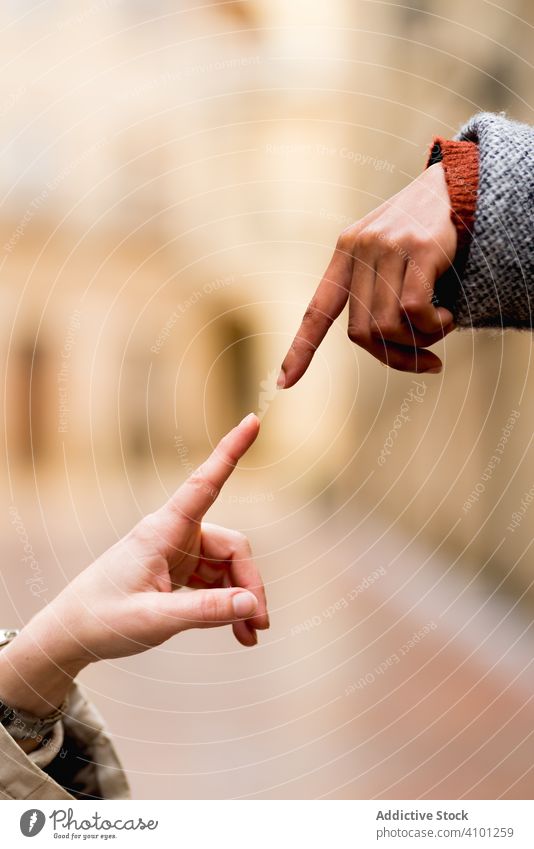 Multirassische Frauen, die ihre Finger auf der Straße an einem sonnigen Tag verbinden Freundschaft Zusammensein strecken Inhalt multiethnisch rassenübergreifend