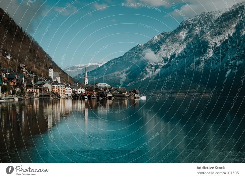 Bergküste mit Häusern am türkisfarbenen See Küste reisen Ufer Reflexion & Spiegelung Berge u. Gebirge Landschaft Natur wolkig Kristalle Hallstatt malerisch