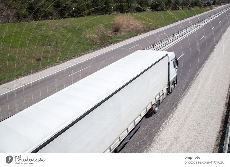 Moving LKW mit hoher Geschwindigkeit auf dem Land Autobahn in einem hellen Tag Lastwagen Verkehr Straße Fracht Fahrzeug Ladung Versand Anhänger Industrie