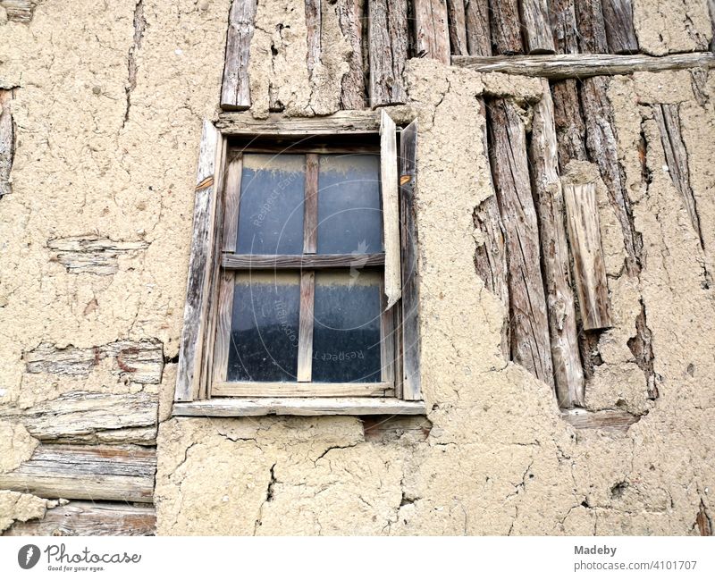 Altes Holzhaus mit Sprossenfenster und bröckelndem Putz in der Altstadt von Tarakli bei Adapazari in der Provinz Sakarya in der Türkei Fenster Holzfenster glas