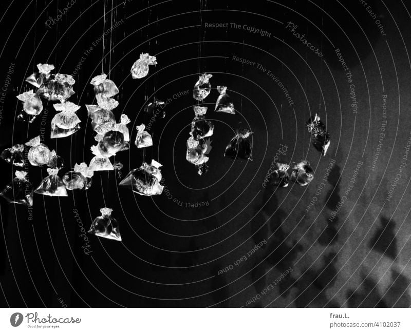 Wasser in Plastik Plastikbeutel plastiksäckchen Schatten leuchten hängen