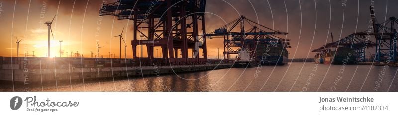Großes Sonnenuntergangspanorama eines Containerterminals in Hamburg Schiffswerft fein Entladung redaktionell burchardkai Tageslicht Elbe Transportsystem