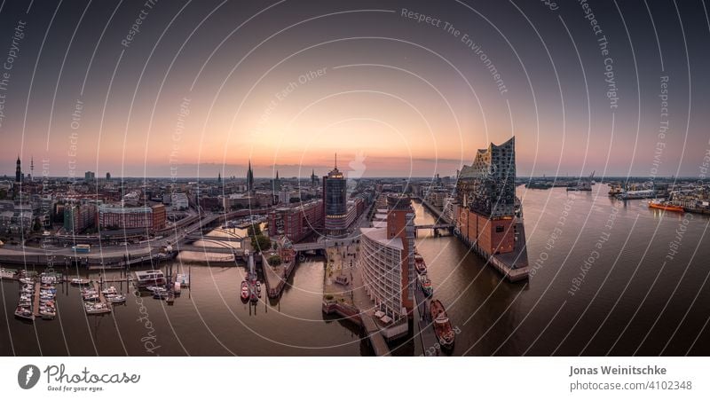 Panorama der Hafencity und Speicherstadt in Hamburg am Morgen Antenne Landungsbrücken Deutschland Sehenswürdigkeiten historisch Architektur Elbe Fluss wolkenlos